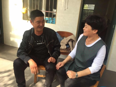 黨員走訪職工家屬，為同事解決疑難問題