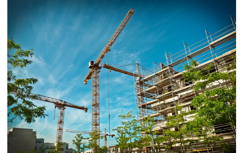 建筑施工項(xiàng)目管理項(xiàng)目是建筑施工企業(yè)最基本的業(yè)務(wù)單元，企業(yè)開(kāi)展數(shù)字化轉(zhuǎn)型要以項(xiàng)目為基石，緊緊圍繞不同項(xiàng)目類(lèi)型、階段、業(yè)務(wù)全場(chǎng)景開(kāi)展，最終實(shí)現(xiàn)企業(yè)數(shù)字化轉(zhuǎn)型升級(jí)。隨著工程建設(shè)項(xiàng)目投資規(guī)模增長(zhǎng)，建筑物形式多樣、體量大、結(jié)構(gòu)復(fù)雜，同時(shí)建筑施工周期長(zhǎng)，使用的材料品種多，耗用量大。建筑施工項(xiàng)目管理主要呈現(xiàn)以下特點(diǎn)。覆蓋面廣建筑施工項(xiàng)目管理綜合性強(qiáng)、涉及面廣，需要工程、商務(wù)、技術(shù)等部門(mén)多方協(xié)同，同時(shí)還涉及建筑、